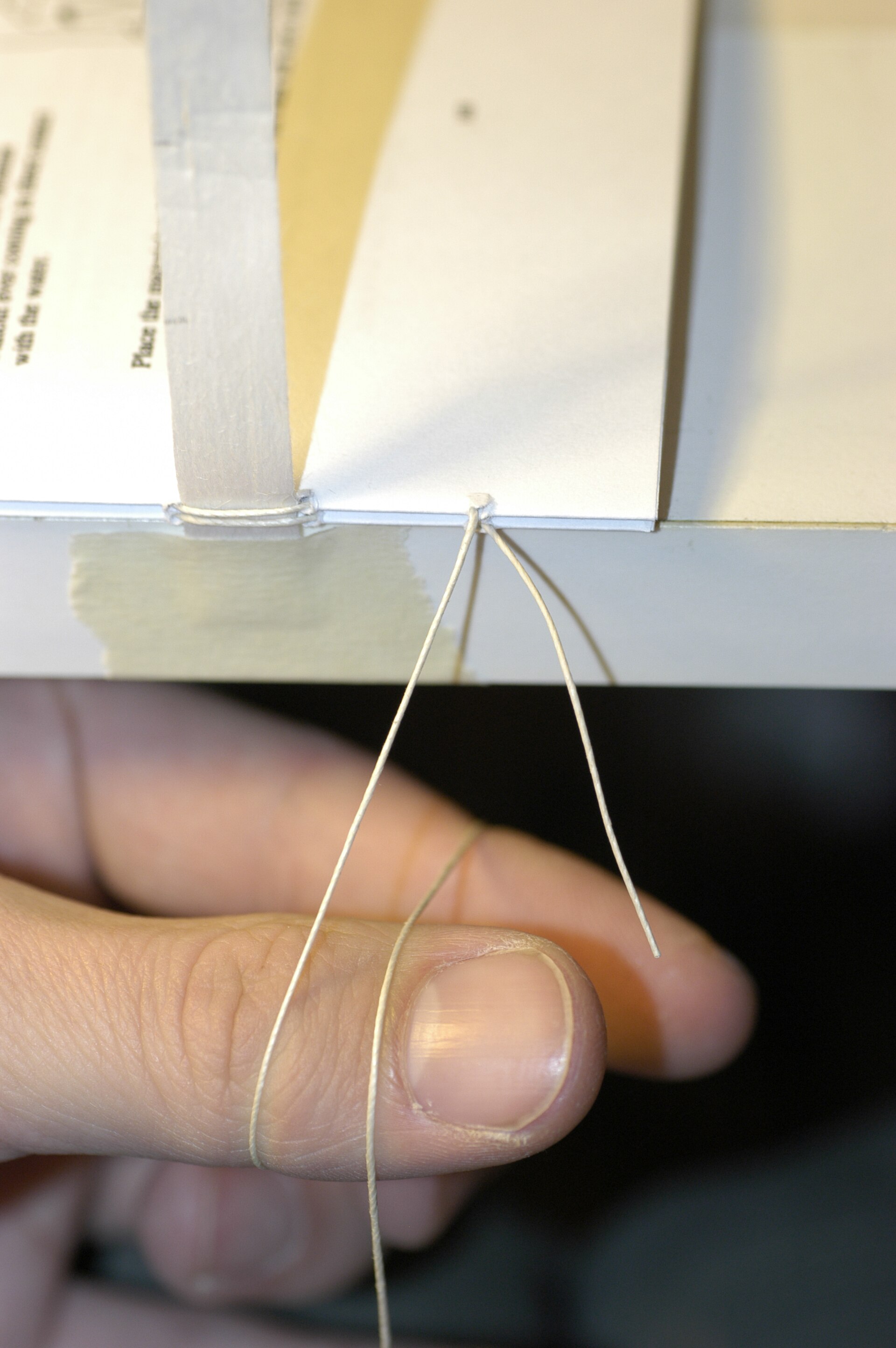 Imagem de referência de encadernação, descrito nos dados abertos como atividade e conjunto de técnicas de reunir, coser ou colar folhas e protegê-las com uma capa, formando um livro ou outro volume