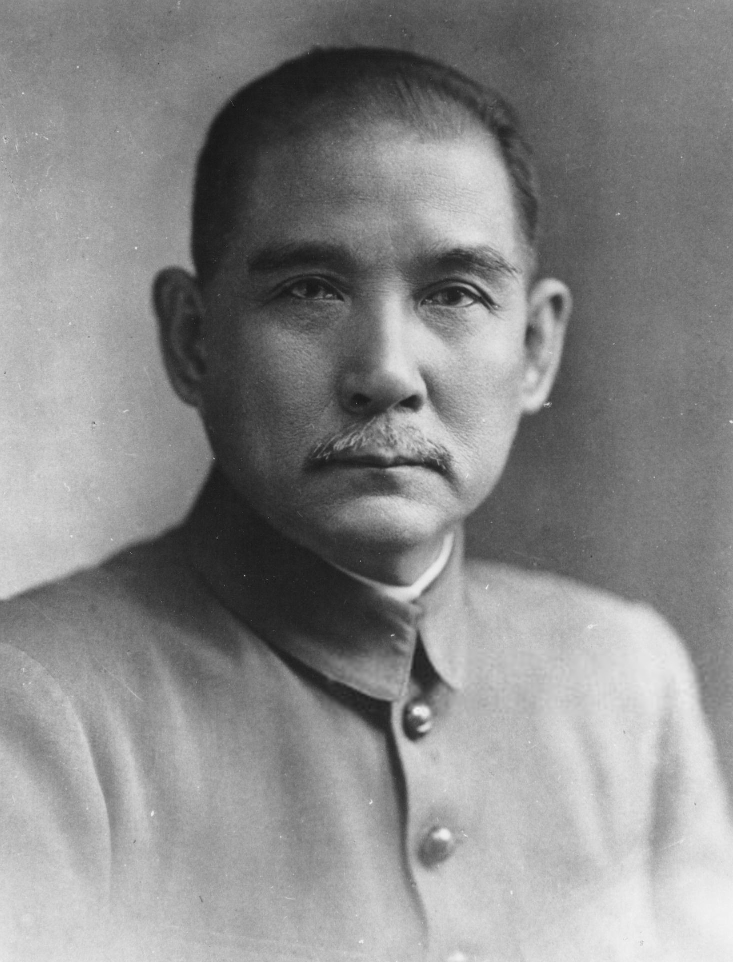 Imagem de referência de Sun Yat-sen, descrito nos dados abertos como político, médico e revolucionário chinês (1866–1925)