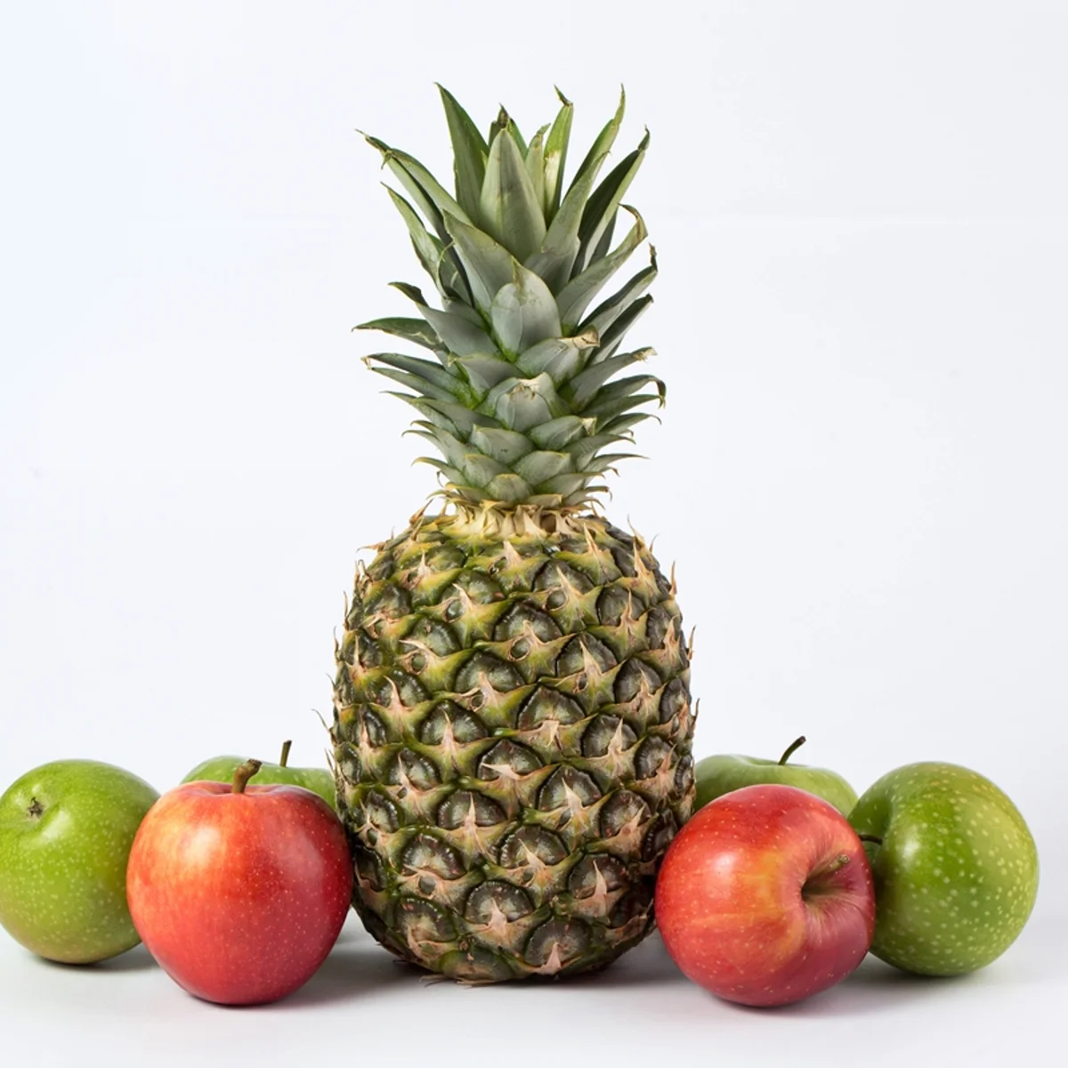 Suco verde com maçã e abacaxi promove saciedade e ajuda na saúde intestinal