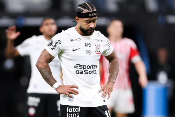 Memphis Depay é alvo de críticas nas redes após eliminação na Libertadores