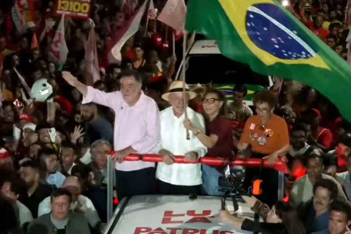 Em aceno às mulheres, Janja ganha destaque ao lado de Lula em MG