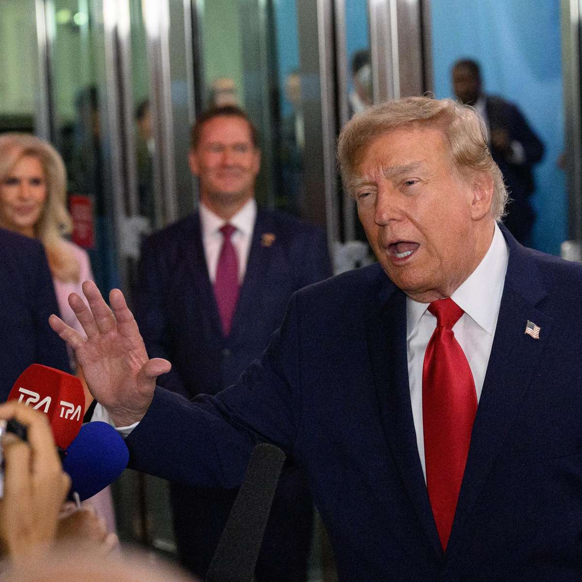 Trump alfineta CNN ao ver repórter da emissora em sua chegada à Assembleia da ONU: 'Não deveriam estar aqui'