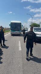 Ônibus escolares são usados como barricadas por criminosos na Linha Vermelha