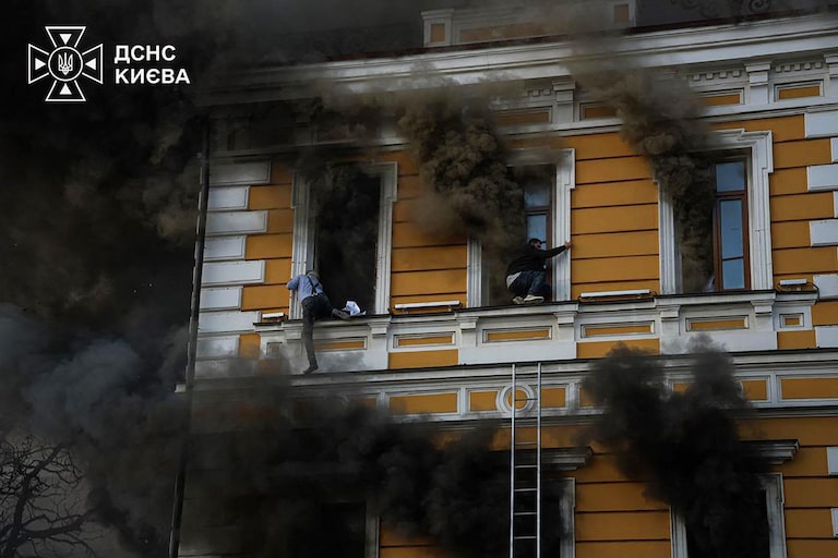 VÍDEO: ucranianos fogem pelas janelas após ataque russo atingir prédio em Kiev