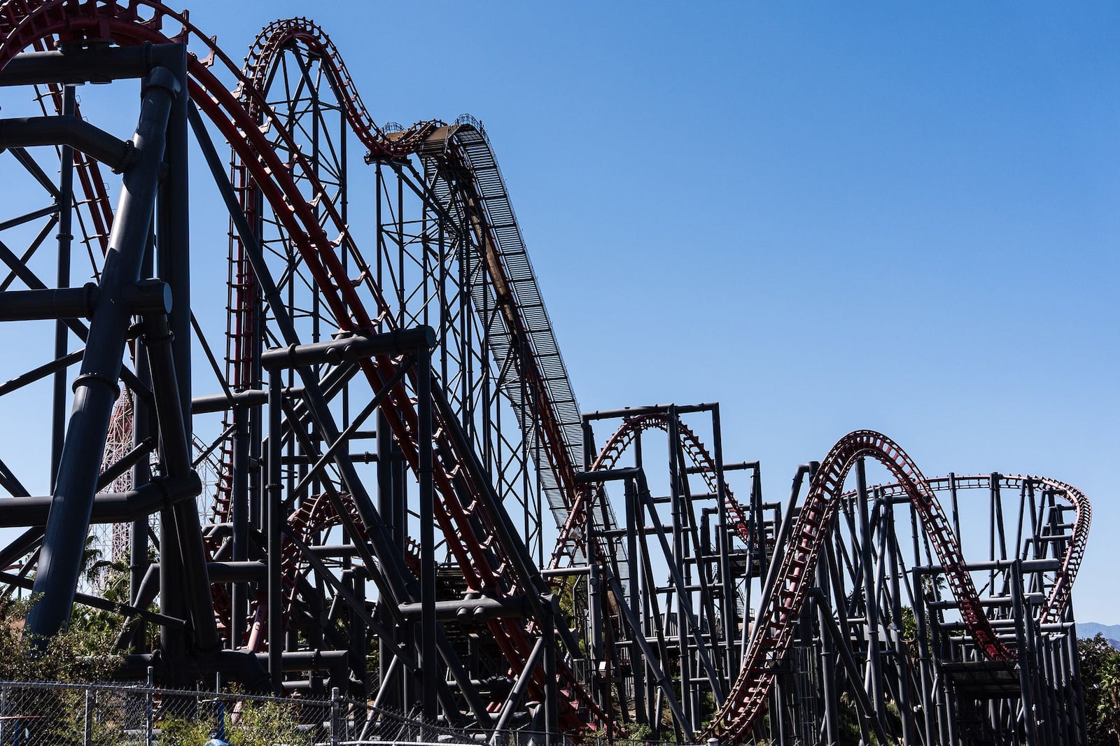 A montanha-russa X2 no Six Flags Magic Mountain em Valencia, Califórnia, era a atração principal do parque temático