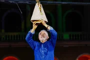 Lula levanta imagem de Nossa Senhora de Nazaré em Belém (PA)