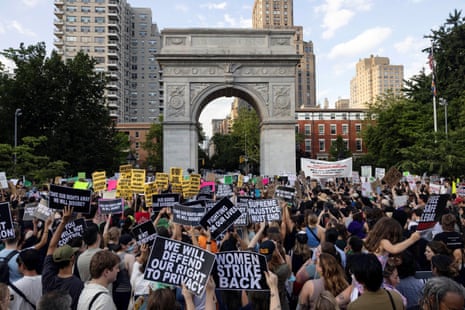 people protest in favor of abortion rights