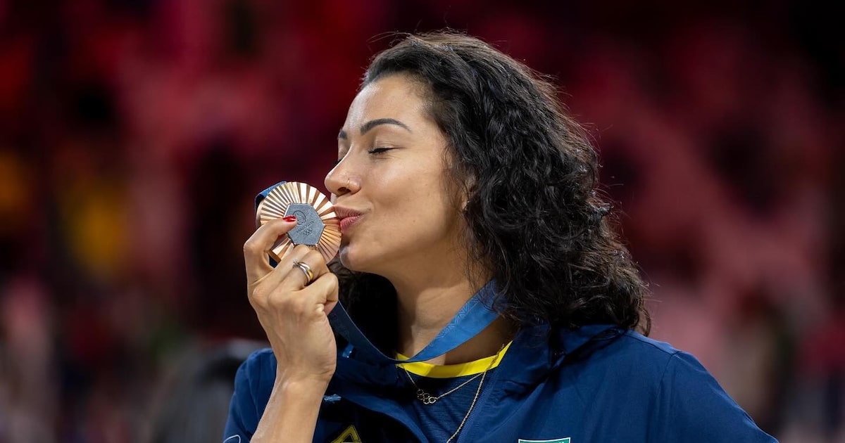 Carolana, medalhista olímpica de vôlei, revela diagnóstico de câncer: ‘Momentos super desafiadores’