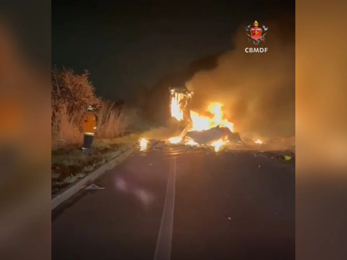 Acidente entre caminhões deixa 2 mortos e interdita trecho da BR-060
