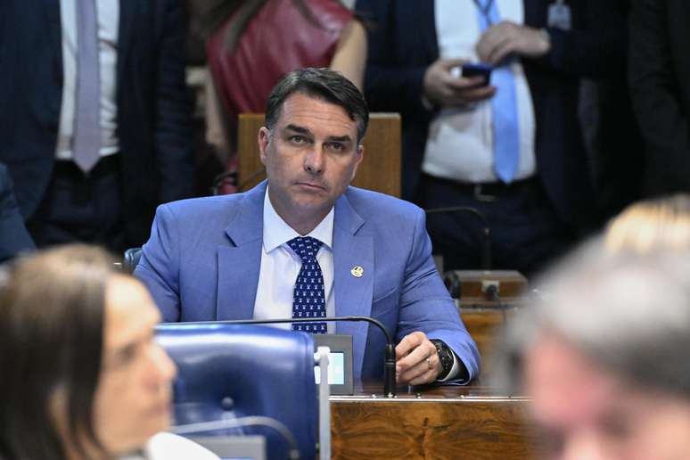 Ex-sócio de Flávio Bolsonaro relata pagamento de Rolex, encontros de senador com gp e lobby com Kassio, diz site