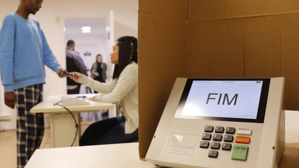 Óculos com câmera são proibidos na cabine de votação? Veja como funciona a regra do TSE em 2026
