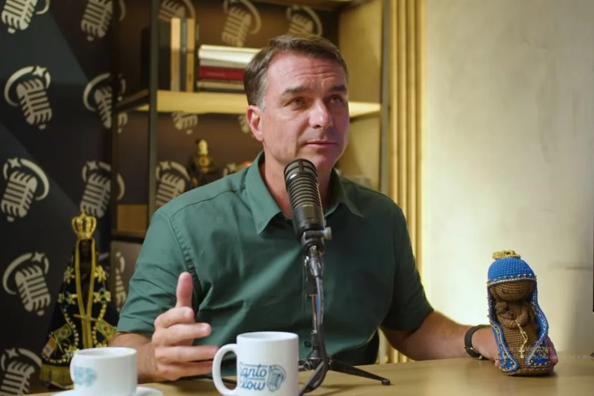 O tempo fechou para Flávio Bolsonaro a quatro dias das eleições