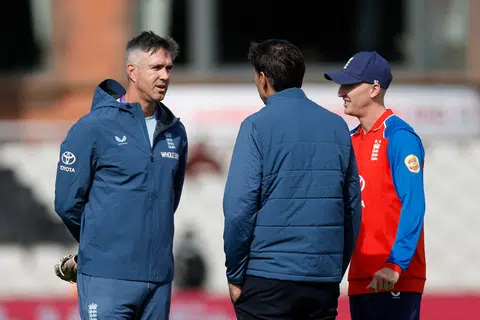 Pietersen ensina à Inglaterra como enfrentar o spin, diz Brook
