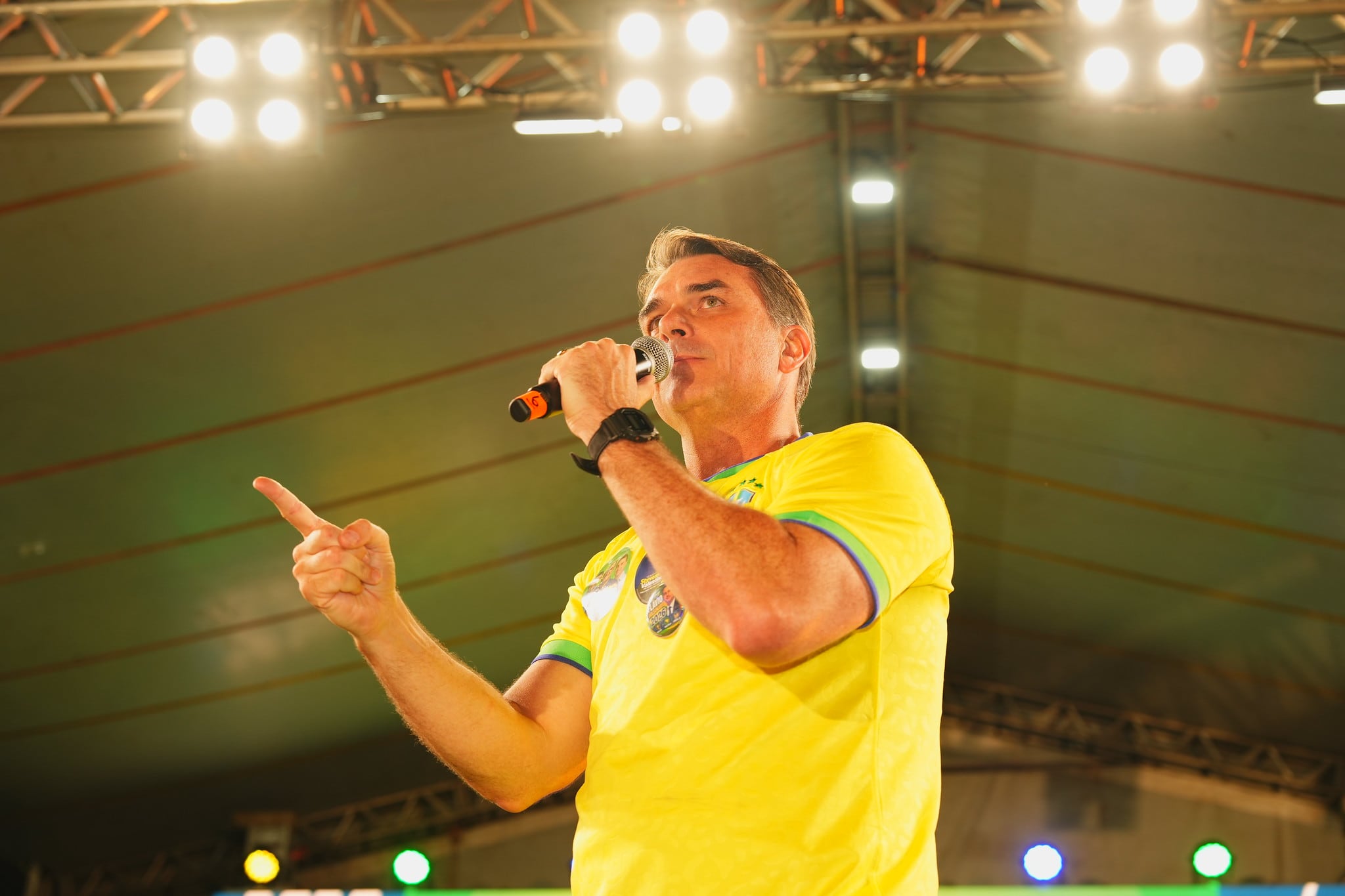 Flávio Bolsonaro diz que Flávio Dino tem feito perseguição política
