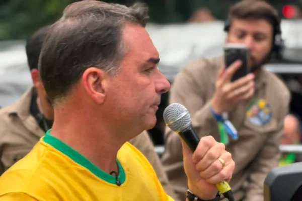 TSE manda Meta preservar dados de perfis que promovem Flávio no Instagram
