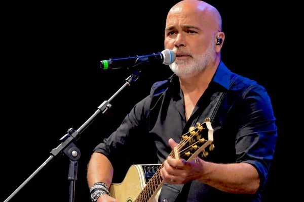 Zezé Di Camargo resgata foto antiga com Rick e lamenta: “Sem palavras”