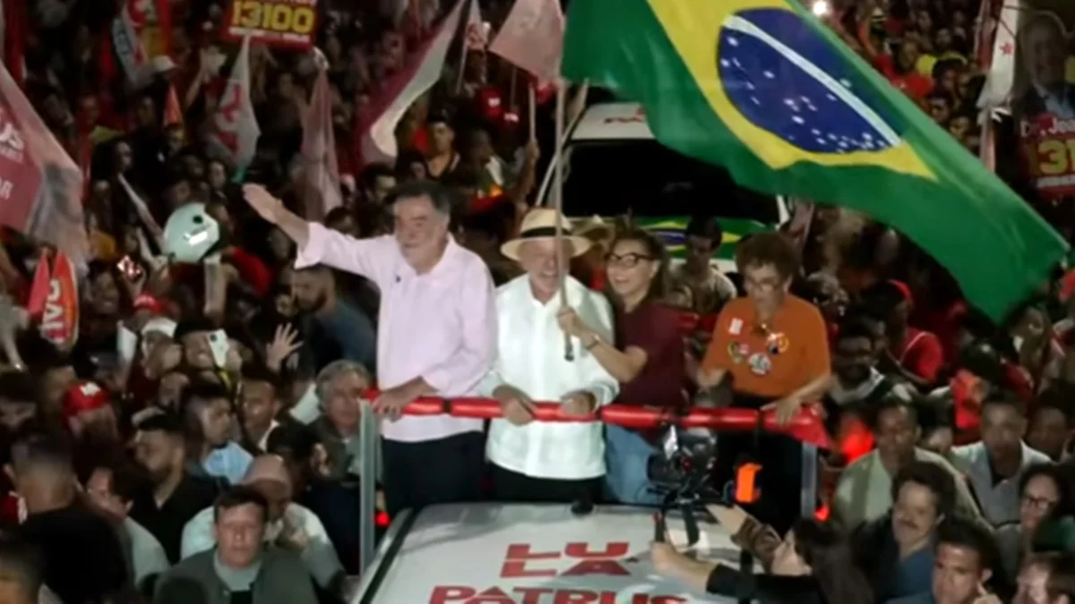 Em aceno às mulheres, Janja ganha destaque ao lado de Lula em MG