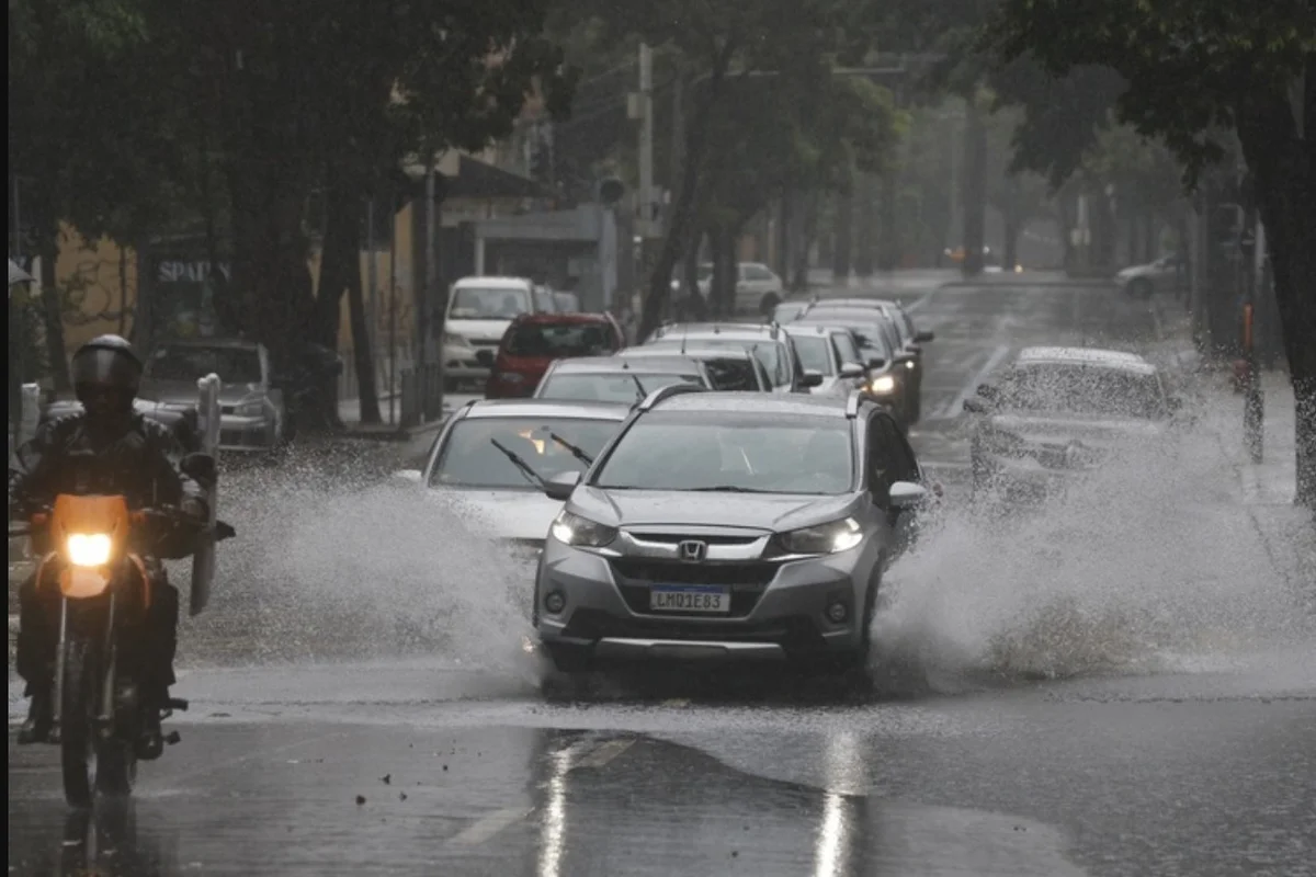 Rio tem alerta severo para rajadas de vento, pancadas de chuva e raios