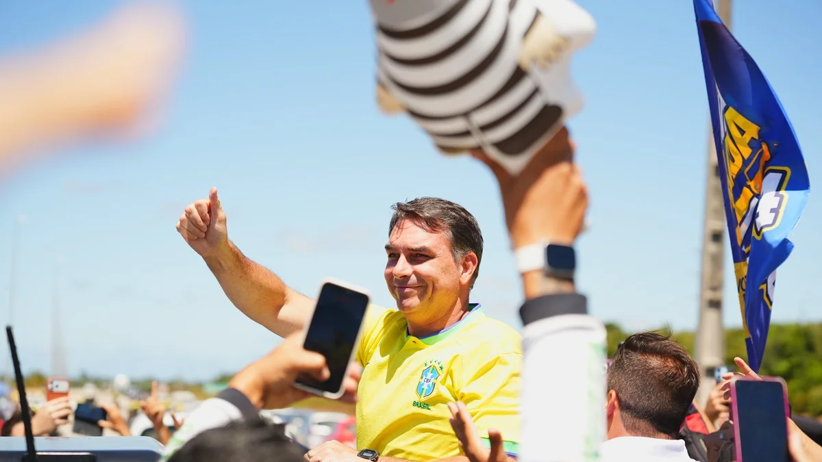 Flávio poupa Nunes Marques e mantém ofensiva para ligar Moraes a Lula