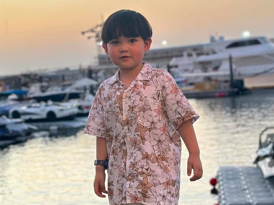 'Queremos apenas que ele esteja em casa': Menino de seis anos de Dubai busca ajuda para se reencontrar com a mãe