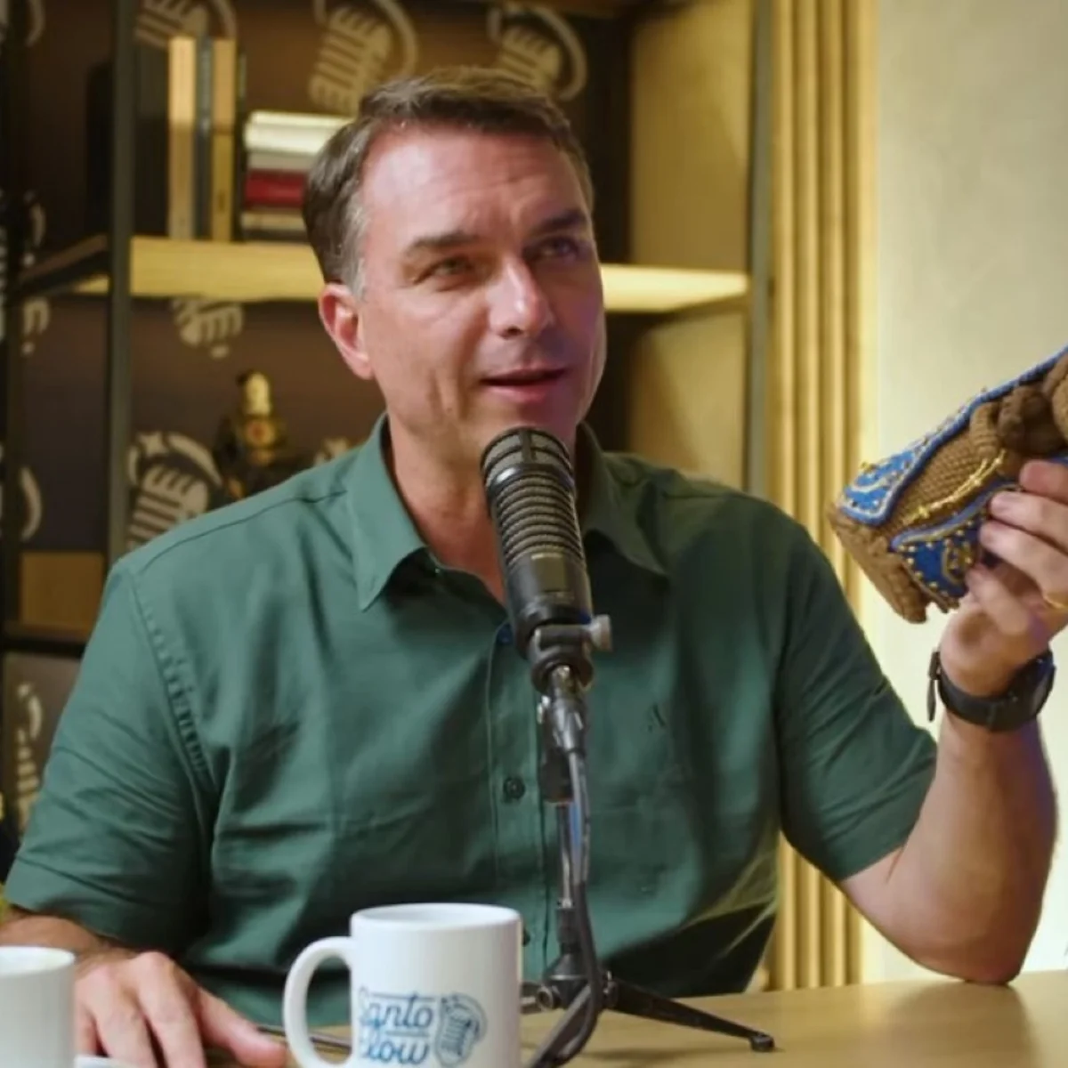Em podcast católico, Flávio posa com boneca de Nossa Senhora: "Mó carinho"