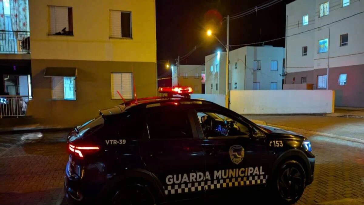 Mãe é presa ao deixar 2 crianças com idoso de 79 anos e mobilidade reduzida