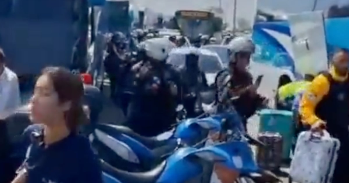 Dois ônibus de excursão escolar são abordados por criminosos e usados como barricada no Rio