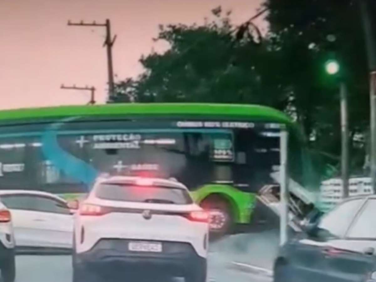Ônibus atinge carros e bate em muro de escola no Jabaquara, em São Paulo