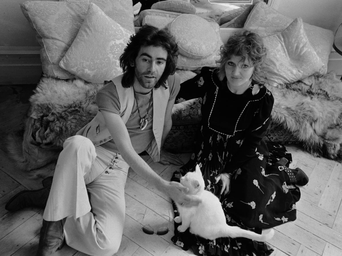 Sexo, drogas e tecidos florais: Celia Birtwell relembra seus tempos selvagens – e roupas ainda mais extravagantes – com Ossie Clark
