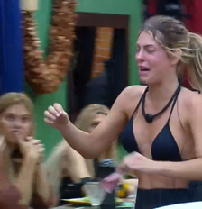 Ana Bruna chora após conversar com a produção Foto: Reprodução/Record