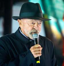 O candidato à reeleição à Presidência da República, Luiz Inácio Lula da Silva (PT), durante comício no Largo Glênio Peres, tradicional palco de manifestações políticas no Centro Histórico de Porto Alegre, na noite da sexta-feira, 11 de setembro de 2026. Foto: DONALDO HADLICH/CÓDIGO19/ESTADÃO CONTEÚDO