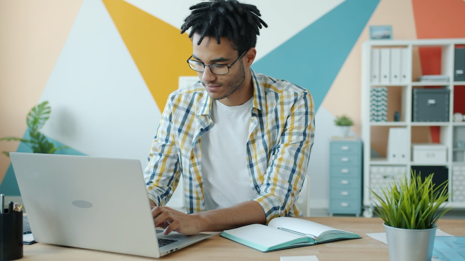 Jovem no trabalho (Foto: Pexels) Feed TV
