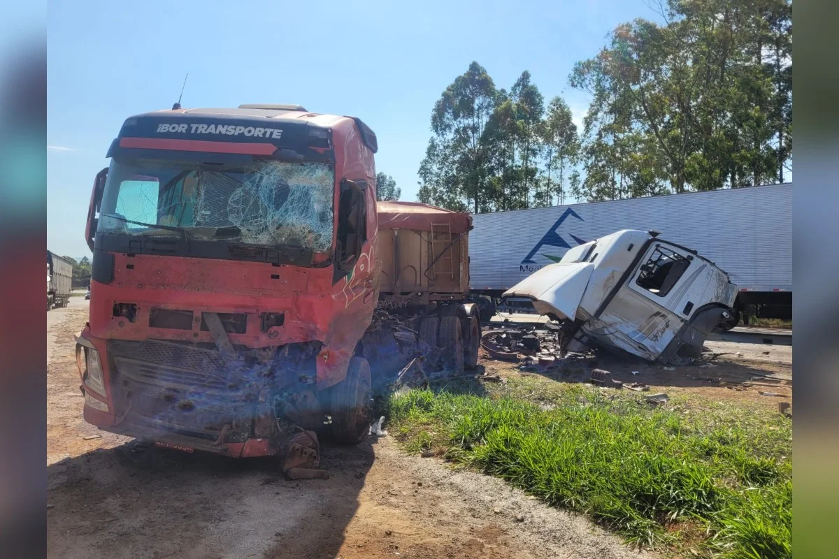 Acidente grave arranca cabine de carreta e deixa 2 feridos na BR-040, em MG