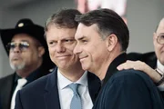 Flávio acompanha Tarcísio durante agenda em igreja evangélica em SP