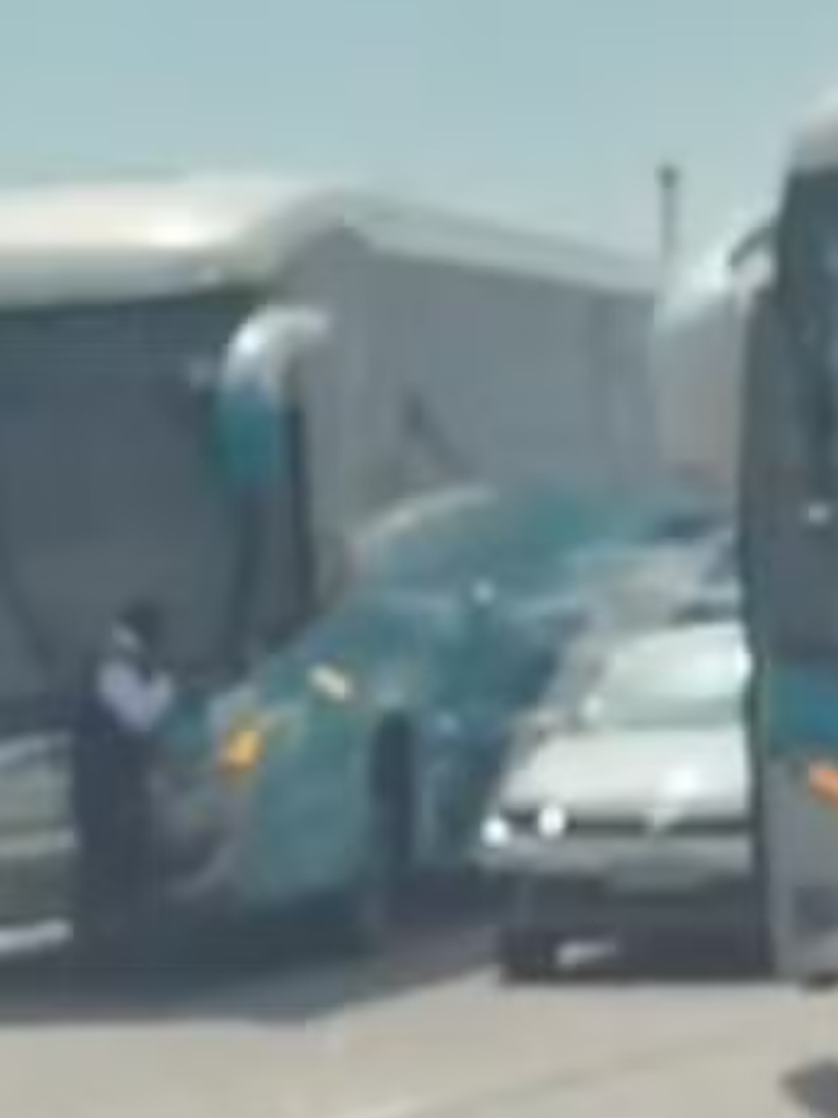 Dois ônibus de excursão escolar são abordados por bandidos e utilizados como barricadas no RJ