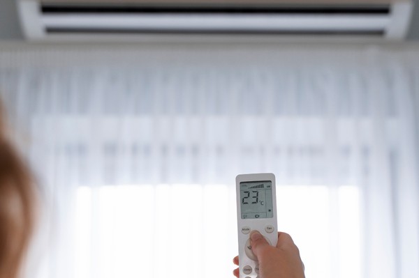 Ar-condicionado em 23°C: é a temperatura certa para dormir e trabalhar?
