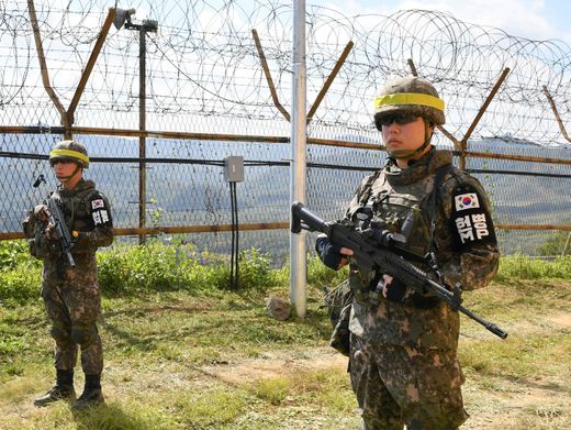 Südkoreanische Soldaten überwachen die Suche nach Landminen innerhalb der Demilitarisierten Zone