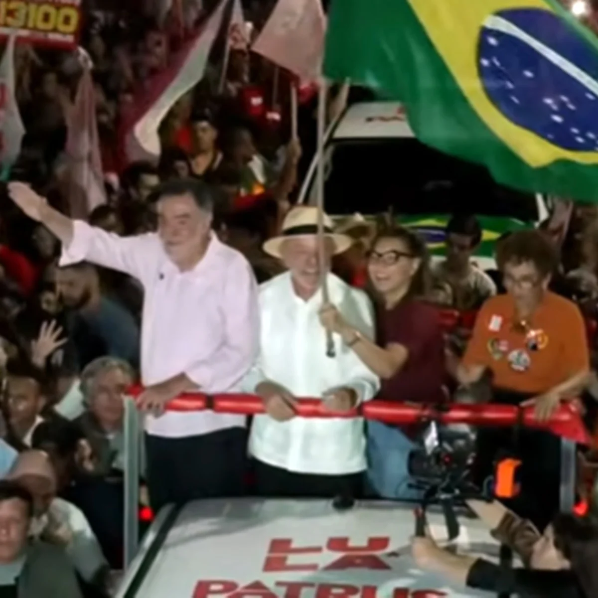Em aceno às mulheres, Janja ganha destaque ao lado de Lula em MG