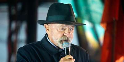 O candidato &agrave; reelei&ccedil;&atilde;o &agrave; Presid&ecirc;ncia da Rep&uacute;blica, Luiz In&aacute;cio Lula da Silva (PT), durante com&iacute;cio no Largo Gl&ecirc;nio Peres, tradicional palco de manifesta&ccedil;&otilde;es pol&iacute;ticas no Centro Hist&oacute;rico de Porto Alegre, na noite da sexta-feira, 11 de setembro de 2026. Foto: DONALDO HADLICH/C&Oacute;DIGO19/ESTAD&Atilde;O CONTE&Uacute;DO