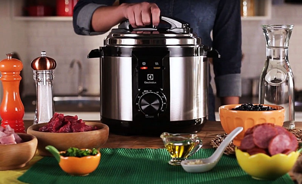 Cozinhando com panela elétrica de pressão: funções e recursos de segurança devem ser levados em consideração — Foto: Reprodução/Electrolux