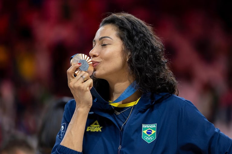 Carolana, medalhista olímpica de vôlei, revela diagnóstico de câncer: ‘Momentos super desafiadores’
