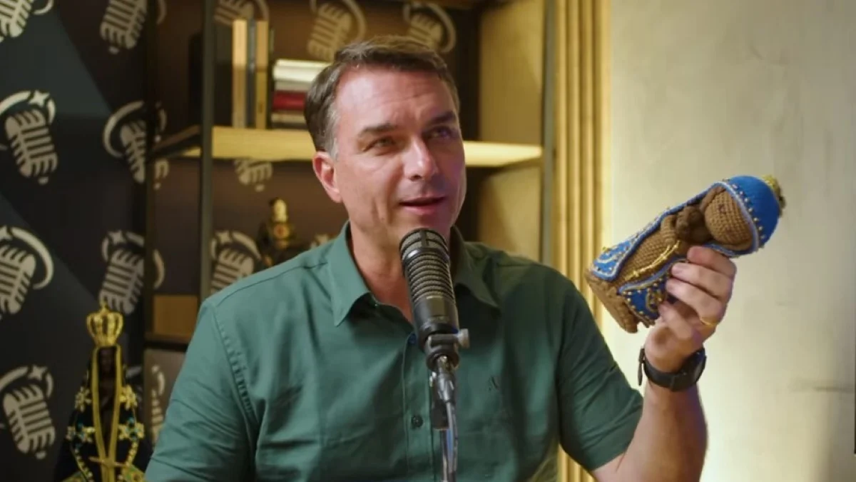 Em podcast católico, Flávio posa com boneca de Nossa Senhora: "Mó carinho"