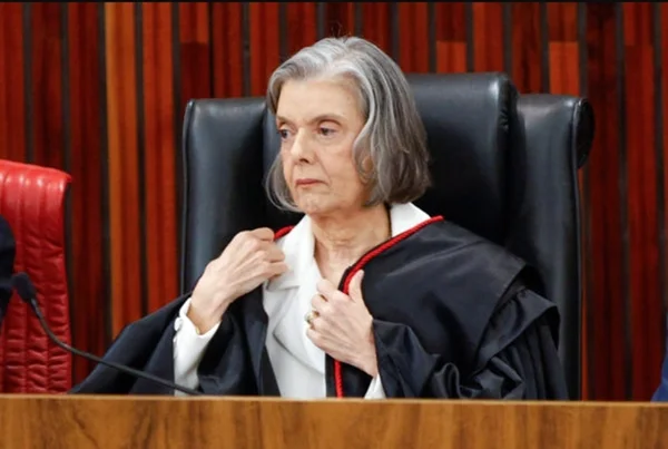 Cármen Lúcia vence prêmio de intelectual do ano no ‘Dia D’ do STF