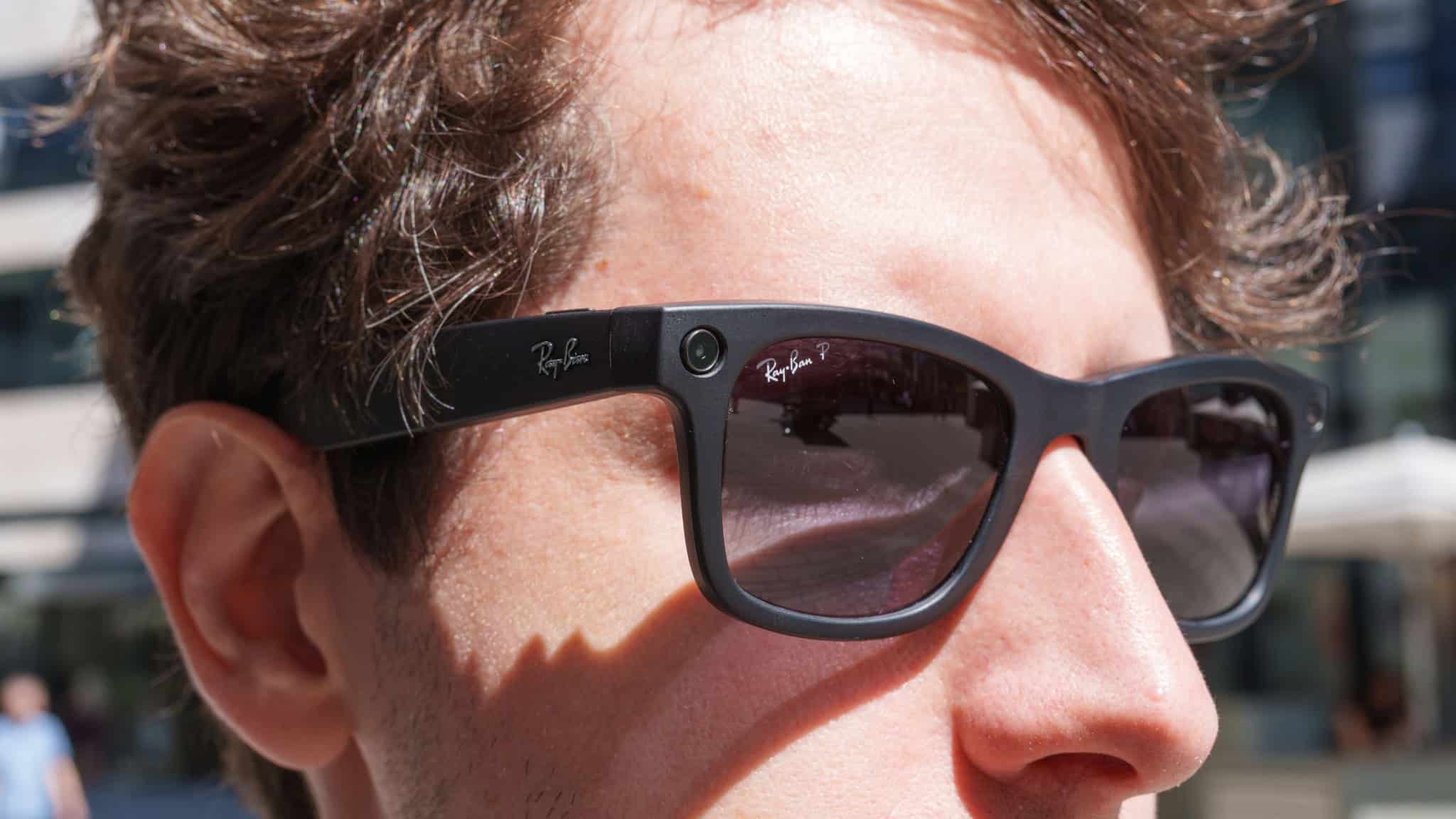 Homem usando modelo de óculos inteligentes desenvolvido pela Meta em parceria com a Ray-Ban