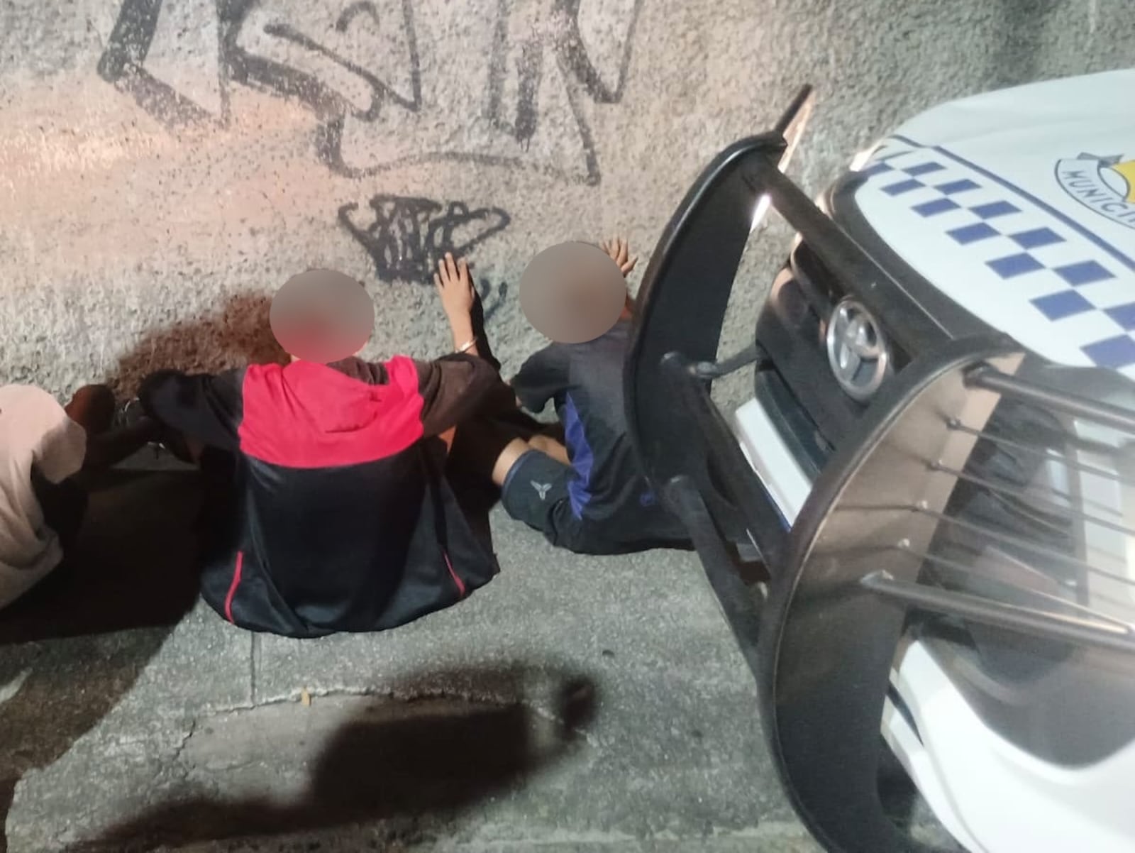 Jovens suspeitos de assaltos tentaram fugir pela linha férrea, mas foram capturados Reprodução/RECORD