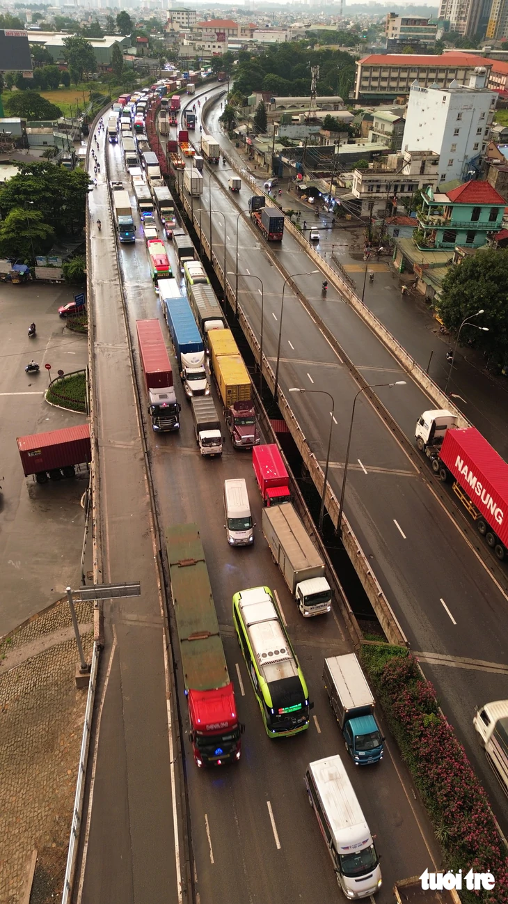Cong uoc 4km do xe tai lat chan ngang cau vut Song Than: Da giai toa xong