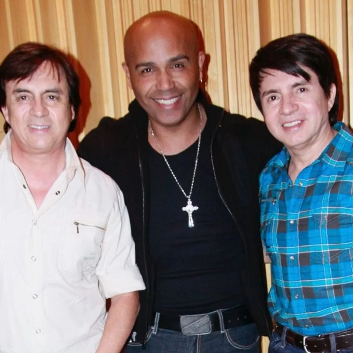 Chitãozinho e Xororó homenageiam Rick após queda de helicóptero. Veja fotos