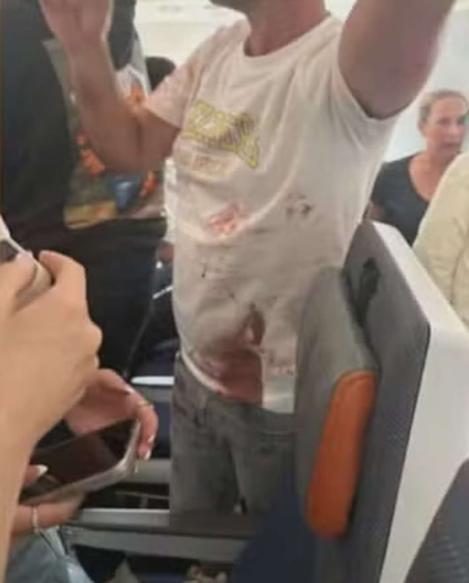Imagem em rede social mostra passageiros com a camisa suja de sangue; briga entre pilotos fez voo que ia para Israel ser desviado &mdash; Foto: Reprodu&ccedil;&atilde;o