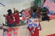 Em Salvador, apoiadores de Lula exibem cartazes de voto casado no presidente e em ACM Neto (União) para o governo da Bahia