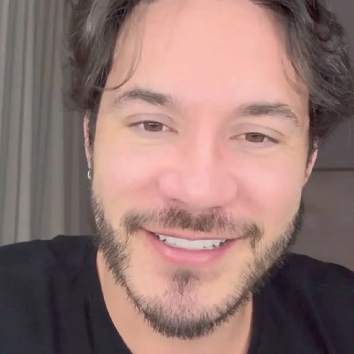 Eliezer mostra foto aos 25 anos e surpreende a web com transformação; veja